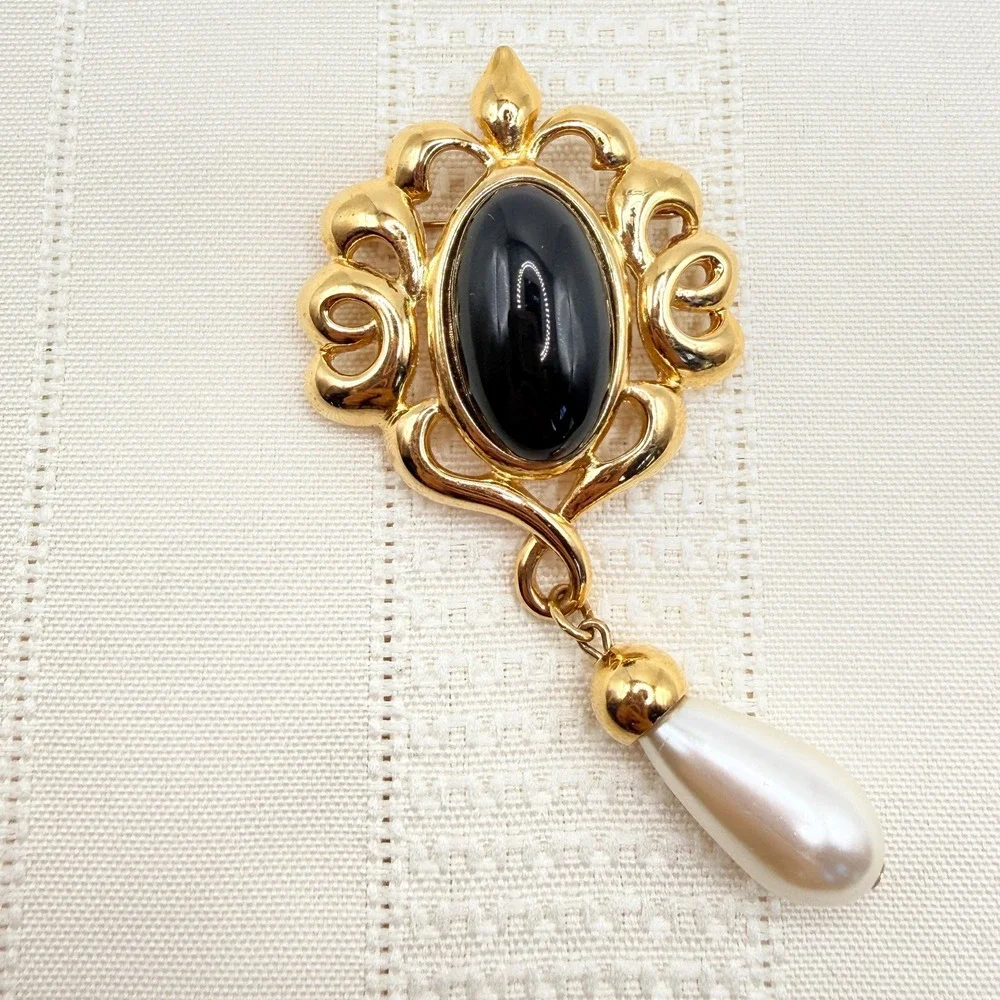 Vintage NAPIER Gold Tone Black Cabochon Brooch w/ Dangle Teardrop Faux Pearl